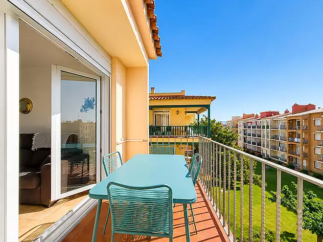 Apartament a l&rsquo;&uacute;ltim pis amb terrassa al terrat i vistes al mar a Empuriabrava