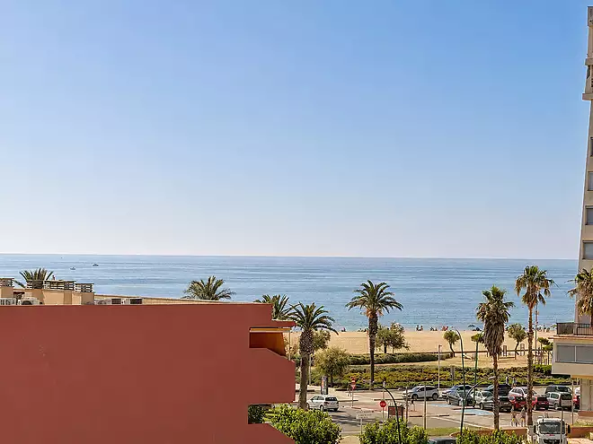 Apartament a l&rsquo;&uacute;ltim pis amb terrassa al terrat i vistes al mar a Empuriabrava