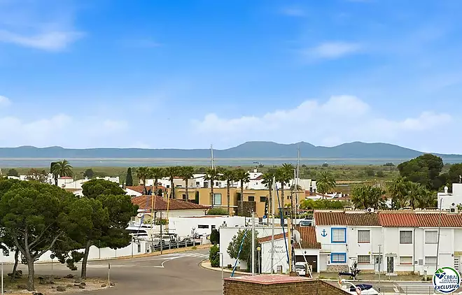 &Aacute;tic de 61 m&sup2;, amb 60 m&sup2; de terrasses-so,  LLIC&Eacute;NCIA TURISTICA