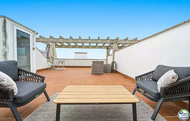 &Aacute;tic de 61 m&sup2;, amb 60 m&sup2; de terrasses-so,  LLIC&Eacute;NCIA TURISTICA