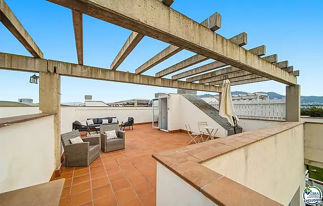 &Aacute;tic de 61 m&sup2;, amb 60 m&sup2; de terrasses-so,  LLIC&Eacute;NCIA TURISTICA