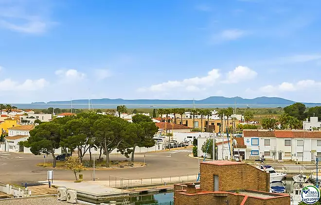 &Aacute;tic de 61 m&sup2;, amb 60 m&sup2; de terrasses-so,  LLIC&Eacute;NCIA TURISTICA