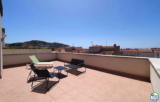 D&uacute;plex &agrave;tic amb gran terrassa i p&agrave;rquing al centre de Roses
