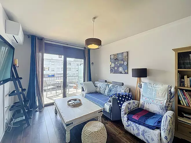 Apartament amb vistes al canal, terrassa i p&agrave;rquing a Empuriabrava
