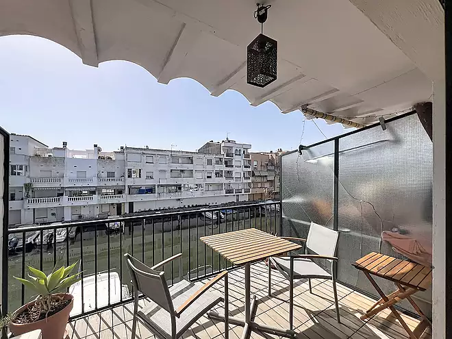 Apartament amb vistes al canal, terrassa i p&agrave;rquing a Empuriabrava
