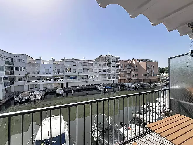 Apartament amb vistes al canal, terrassa i p&agrave;rquing a Empuriabrava