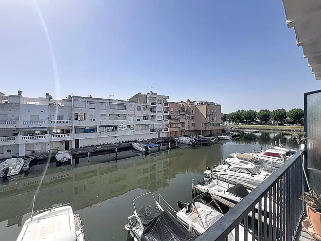 Apartament amb vistes al canal, terrassa i pàrquing a Empuriabrava