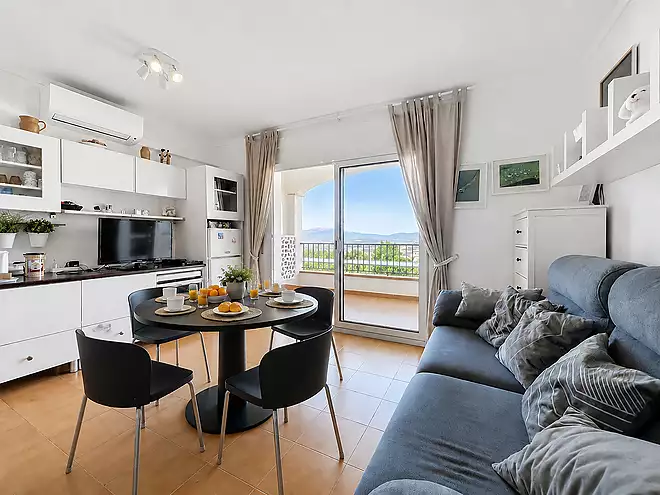Apartament amb vista panor&agrave;mica sobre la badia de Roses a Puig Rom