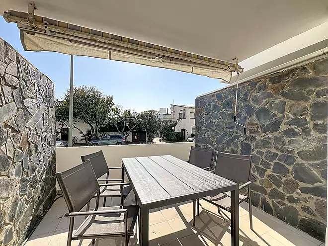 Apartament renovat amb terrasses al centre d'Empuriabrava.