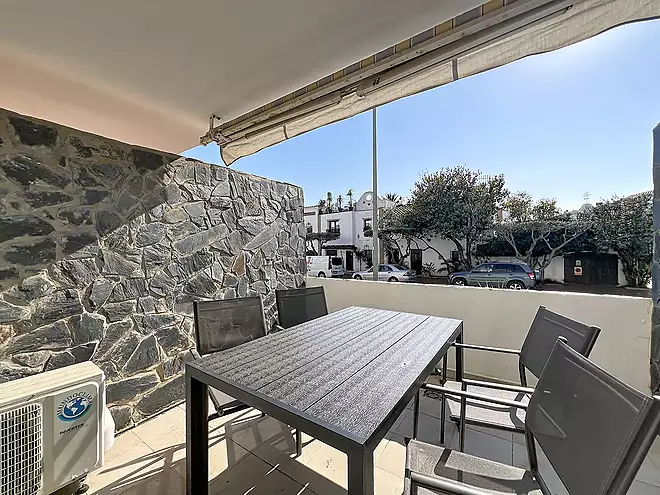 Apartament renovat amb terrasses al centre d'Empuriabrava.