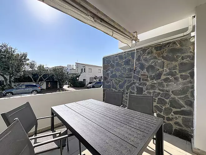 Apartament renovat amb terrasses al centre d'Empuriabrava.