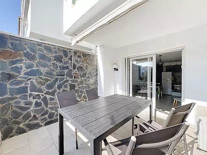 Apartament renovat amb terrasses al centre d'Empuriabrava.