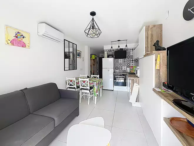 Apartament renovat amb terrasses al centre d'Empuriabrava.