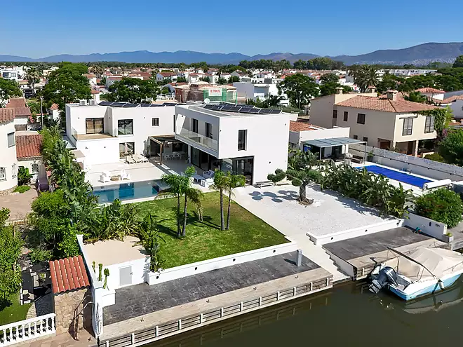 Villa de prestigio en exclusividad con amarre de 25 m en los canales de Empuriabrava.