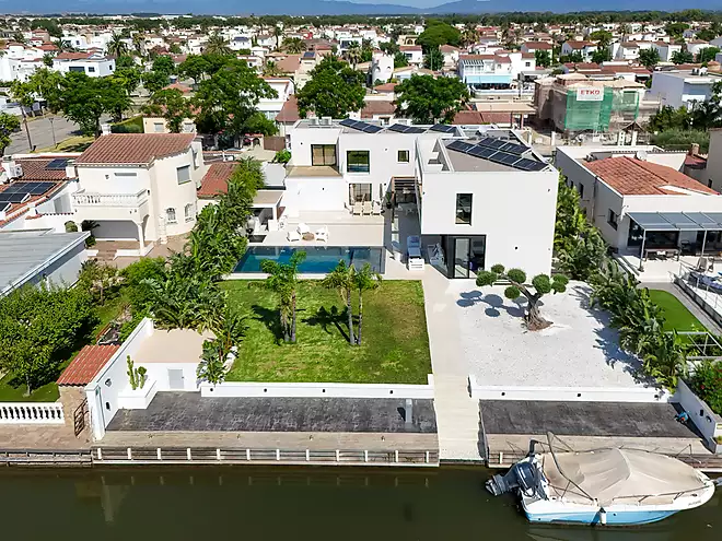 Villa de prestigio en exclusividad con amarre de 25 m en los canales de Empuriabrava.