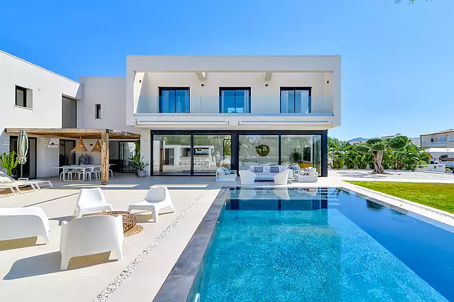 Villa de prestigio en exclusividad con amarre de 25 m en los canales de Empuriabrava.