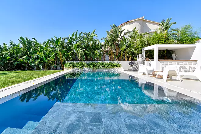 Villa de prestigio en exclusividad con amarre de 25 m en los canales de Empuriabrava.