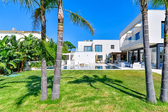 Villa de prestigio en exclusividad con amarre de 25 m en los canales de Empuriabrava.