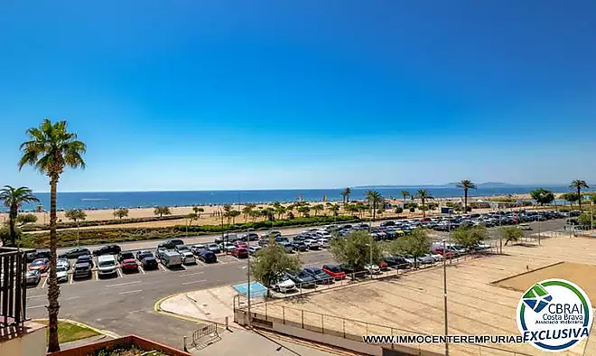 Impressionant apartament de tres dormitoris davant de la platja