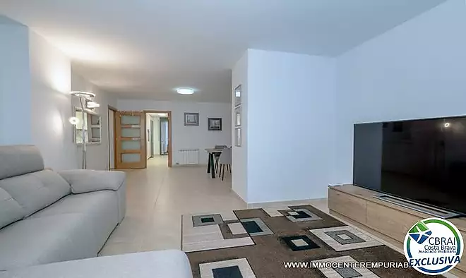 Impressionant apartament de tres dormitoris davant de la platja
