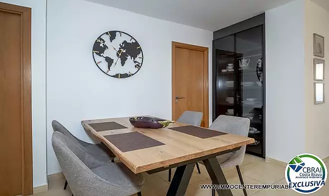 Impressionant apartament de tres dormitoris davant de la platja