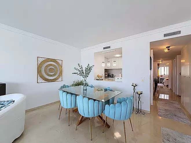 Magn&iacute;fic apartament amb vistes al canal, 2 habitacions, piscina i p&agrave;rquing