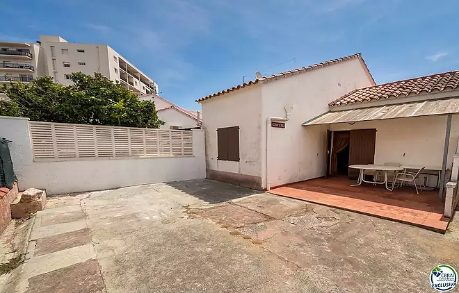 Oportunitat &uacute;nica a Mas Matas, Roses &mdash; Casa adossada amb terreny propi per renovar al vostre gust