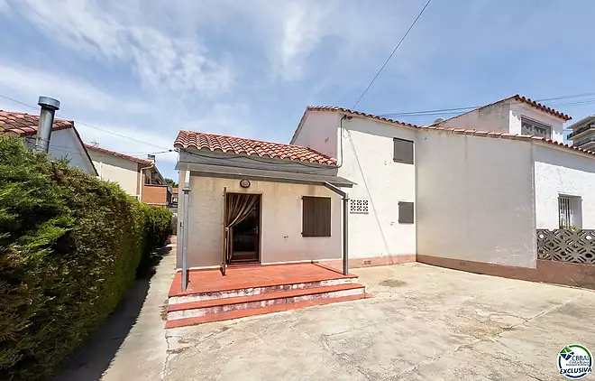 Oportunitat &uacute;nica a Mas Matas, Roses &mdash; Casa adossada amb terreny propi per renovar al vostre gust