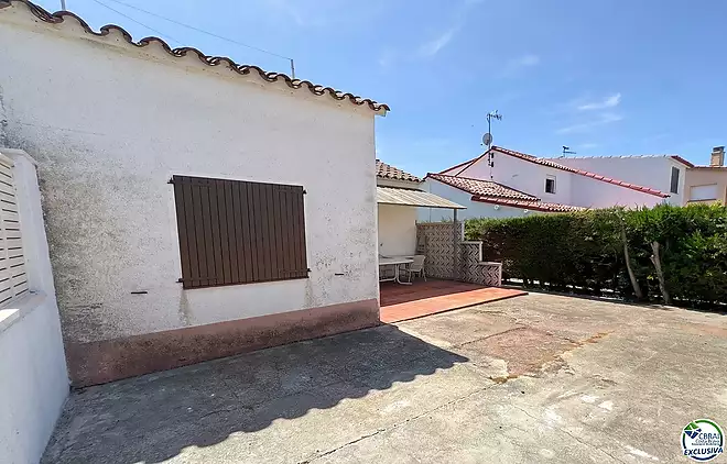 Oportunitat &uacute;nica a Mas Matas, Roses &mdash; Casa adossada amb terreny propi per renovar al vostre gust