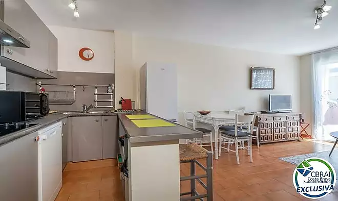 Central penthouse with private solarium and sea views in Empuriabrava