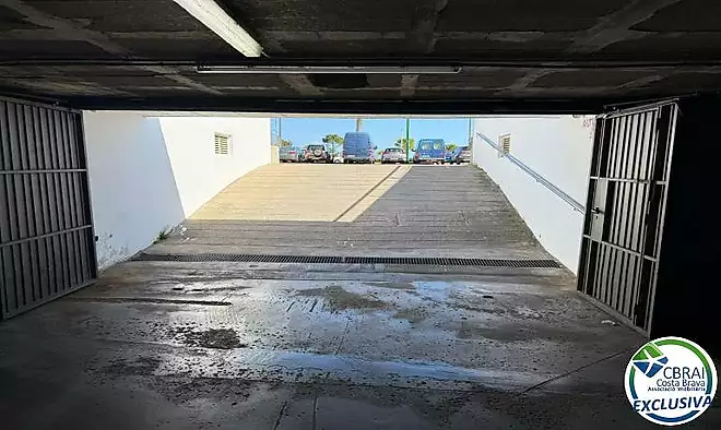 Pla&ccedil;a de p&agrave;rquing amb traster en primera l&iacute;nia de mar &ndash; Delta Muga, Empuriabrava 🌊