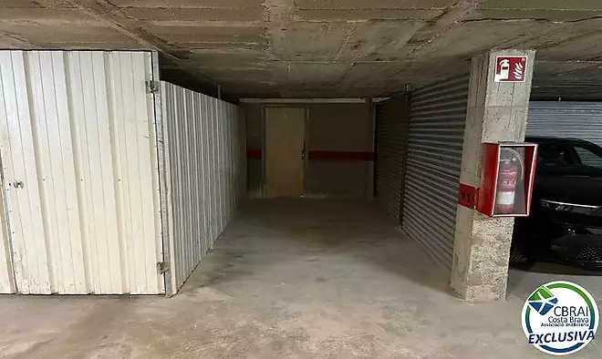 Pla&ccedil;a de p&agrave;rquing amb traster en primera l&iacute;nia de mar &ndash; Delta Muga, Empuriabrava 🌊