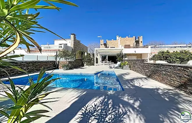 Casa renovada al sur, con piscina y acceso a un canal amplio en Empuriabrava.