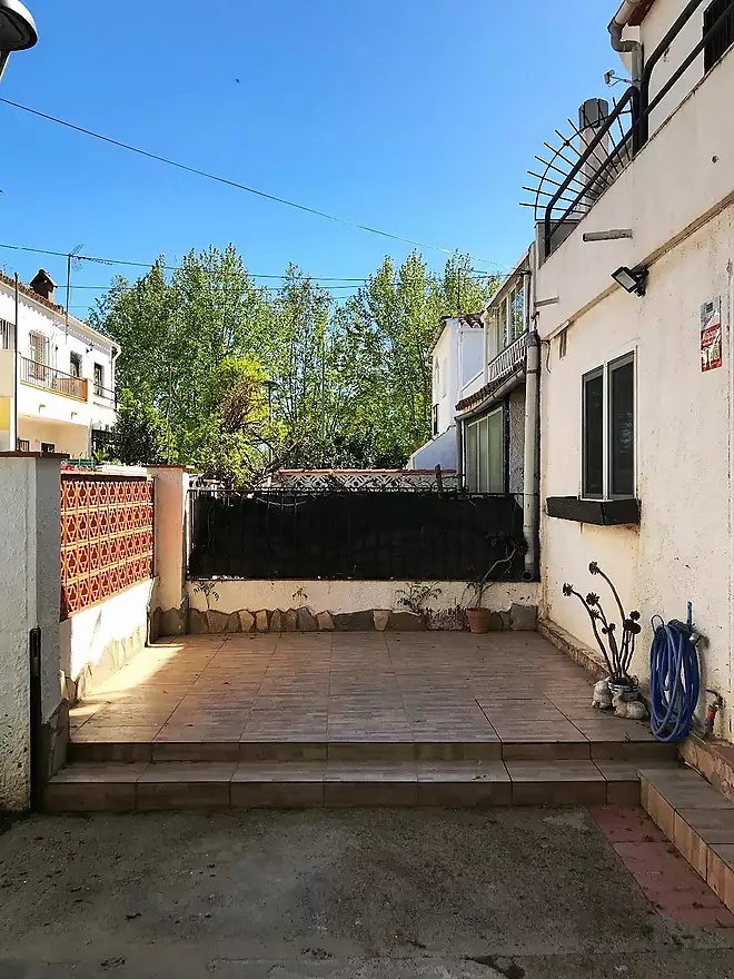 El teu proper projecte a Empuriabrava: casa amb jardí i molt de potencial