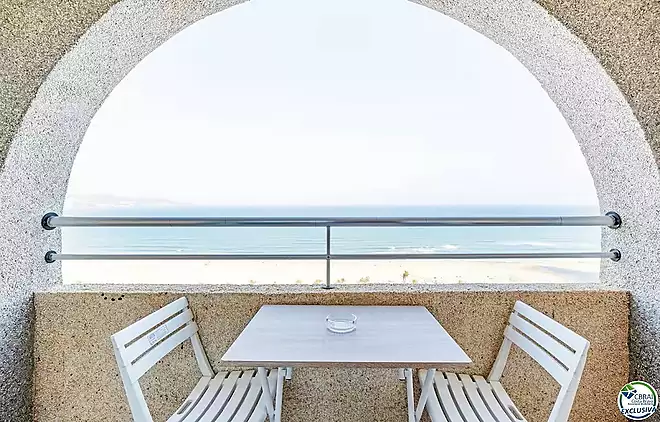 Estudi en planta 17 amb terrassa i espectaculars vistes al mar – Empuriabrava, Costa Brava
