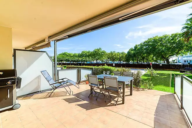 Apartament en Planta Baixa a Primera Línia de Mar – Zona Salatar