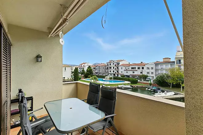 PORT SOTAVENT Apartament amb vistes al canal i amb piscina, aparcament i amarratge comunitaris