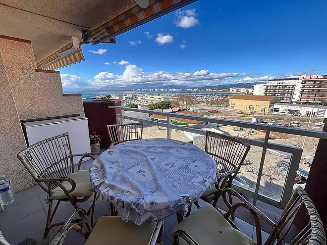 PORT ROSES Acollidor apartament de dos dormitoris amb terrassa, vistes al mar i p&agrave;rquing exterior opcional
