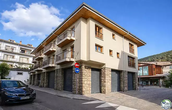 Àmplia casa de poble amb garatge, ascensor, 4 habitacions