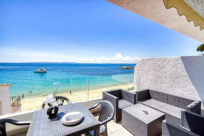 Apartamento exclusivo completamente reformado en primera l&iacute;nea de mar con Licencia Tur&iacute;stica &ndash; Playa de la Almadraba, Roses