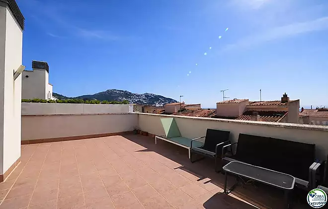 Dúplex àtic amb gran terrassa i pàrquing al centre de Roses