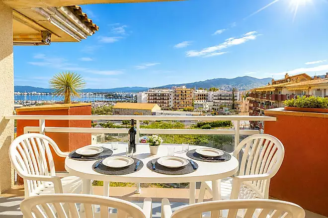 &Agrave;tic amb vistes al mar i terrassa a 200 m de la platja a Roses