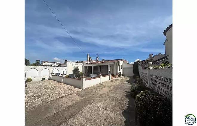 Casa de planta baixa per reformar a Peni, amb garatge, possibilitat de piscina i orientació sud-oest.