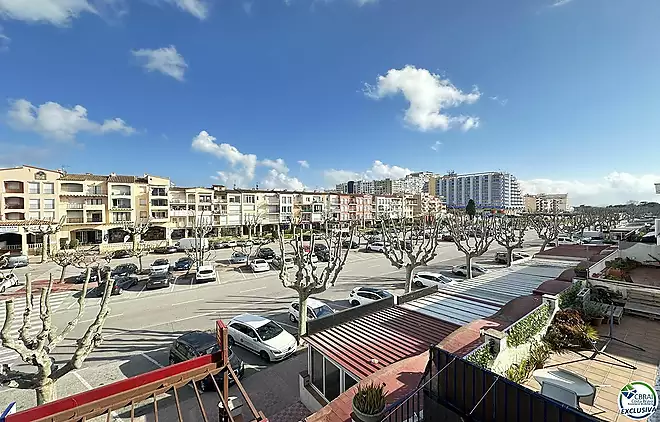 Ampli apartament al costat de la platja i els comerços