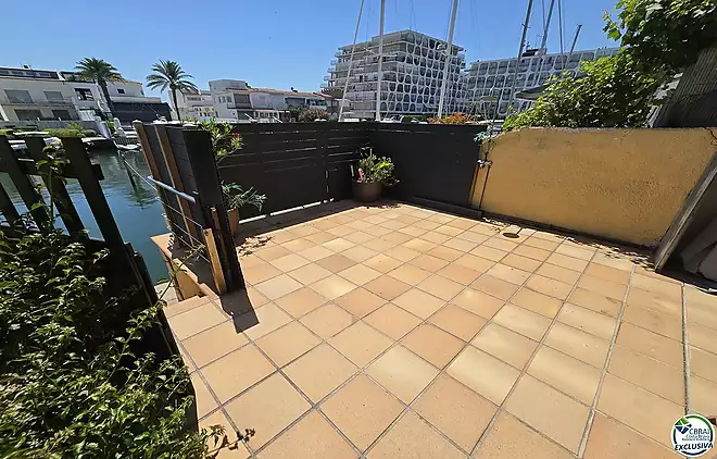 Gran amarratge de 14x3,70 m abans dels ponts amb apartament i pàrquing