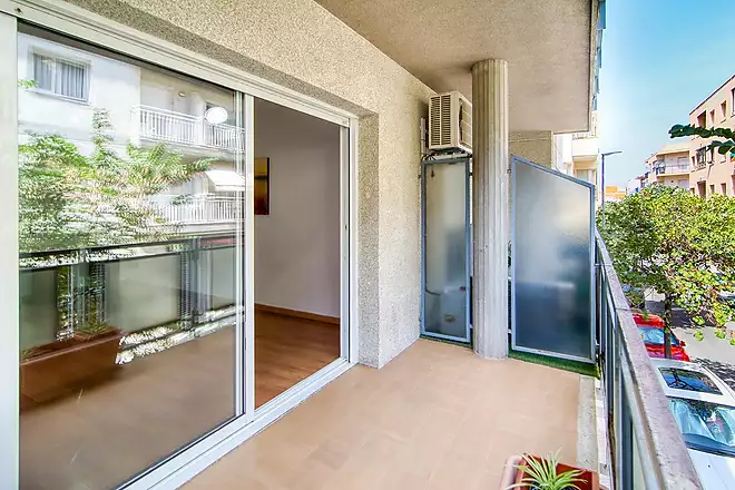 Piso de 2 dormitorios con terraza y patio a 250 metros del mar en el centro de Roses
