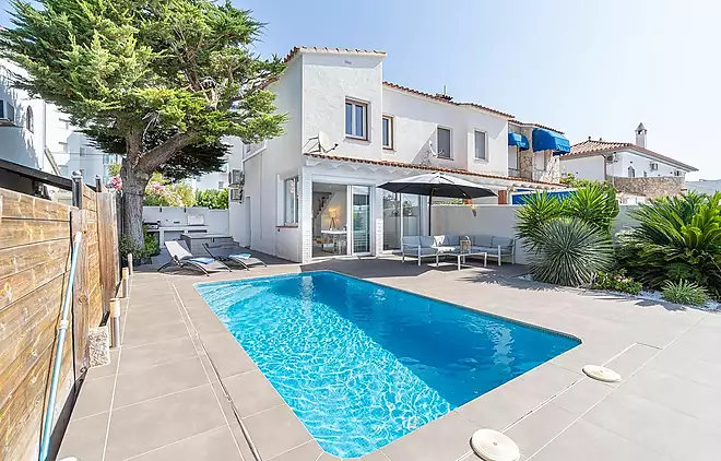 Elegante villa con piscina, amarre y acceso directo al canal de Santa Margarita