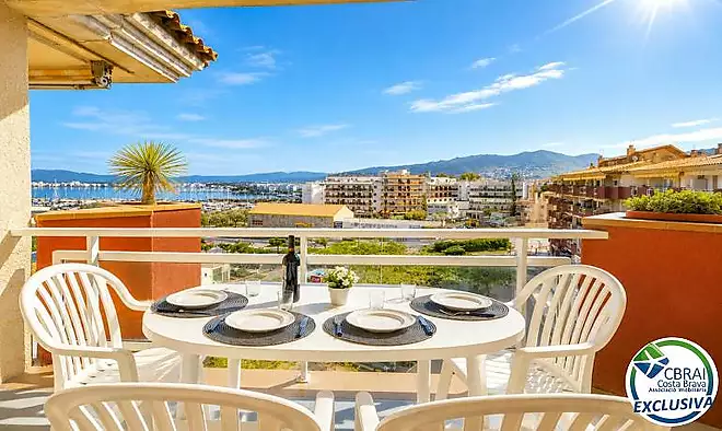 Top-floor apartment with sea views and terrace 200 m from the beach in Roses