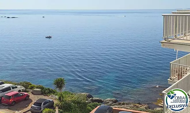 Bright apartment with sea view at the Faro de Roses