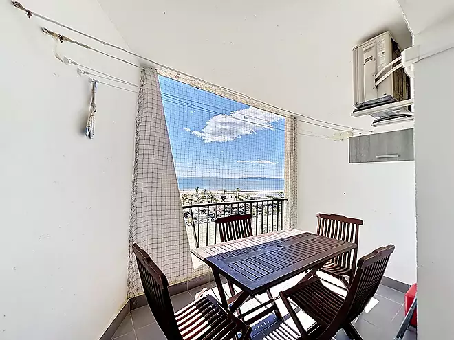 Apartament renovat amb vista mar en primera línia a Empuriabrava